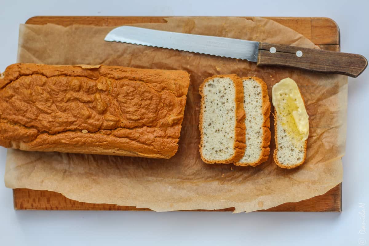 Rețetă simplă de pâine keto pentru fanii low carb - Yum Stops